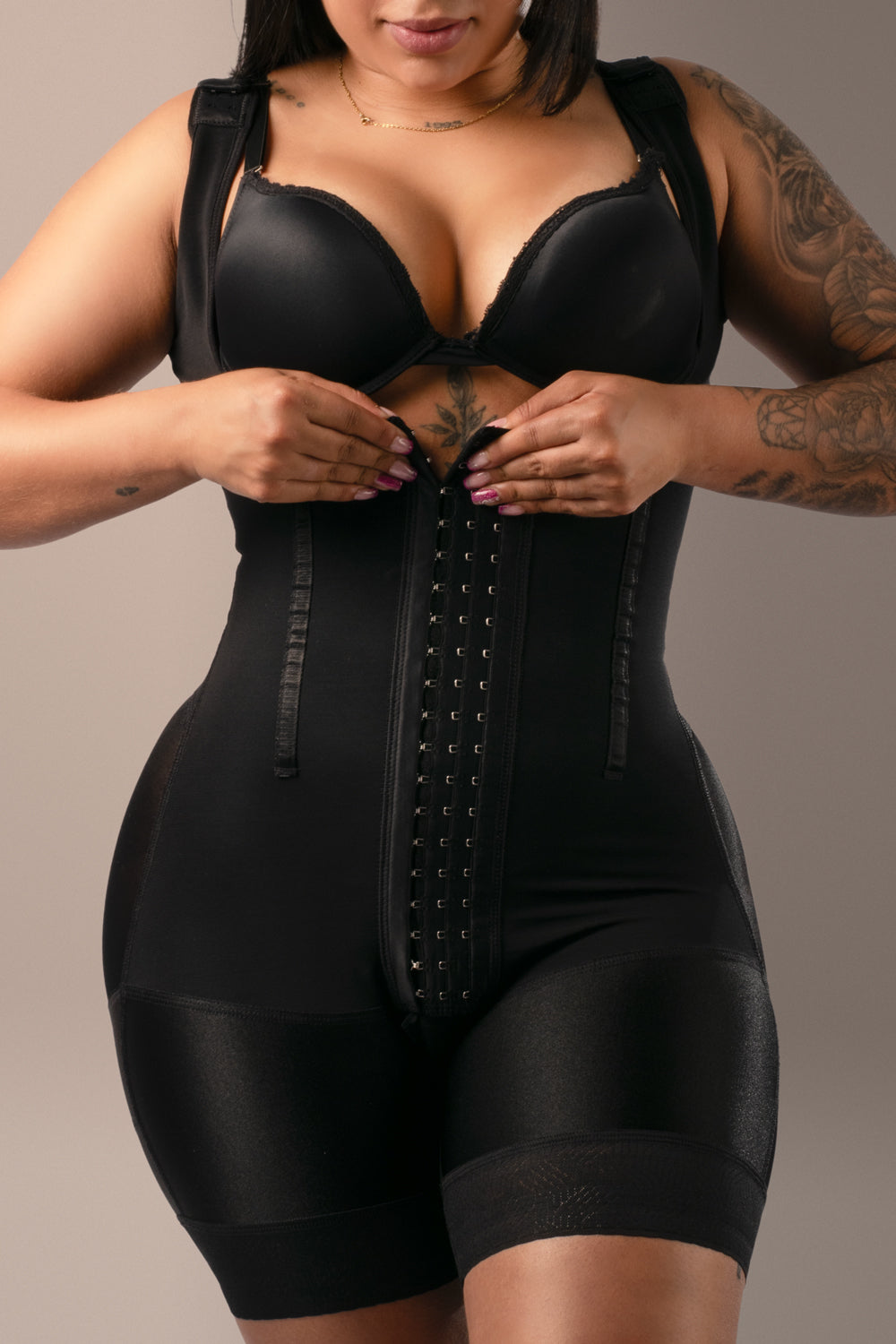 1070 - Mid Thigh Hourglass Bodyshaper With Hook Straps